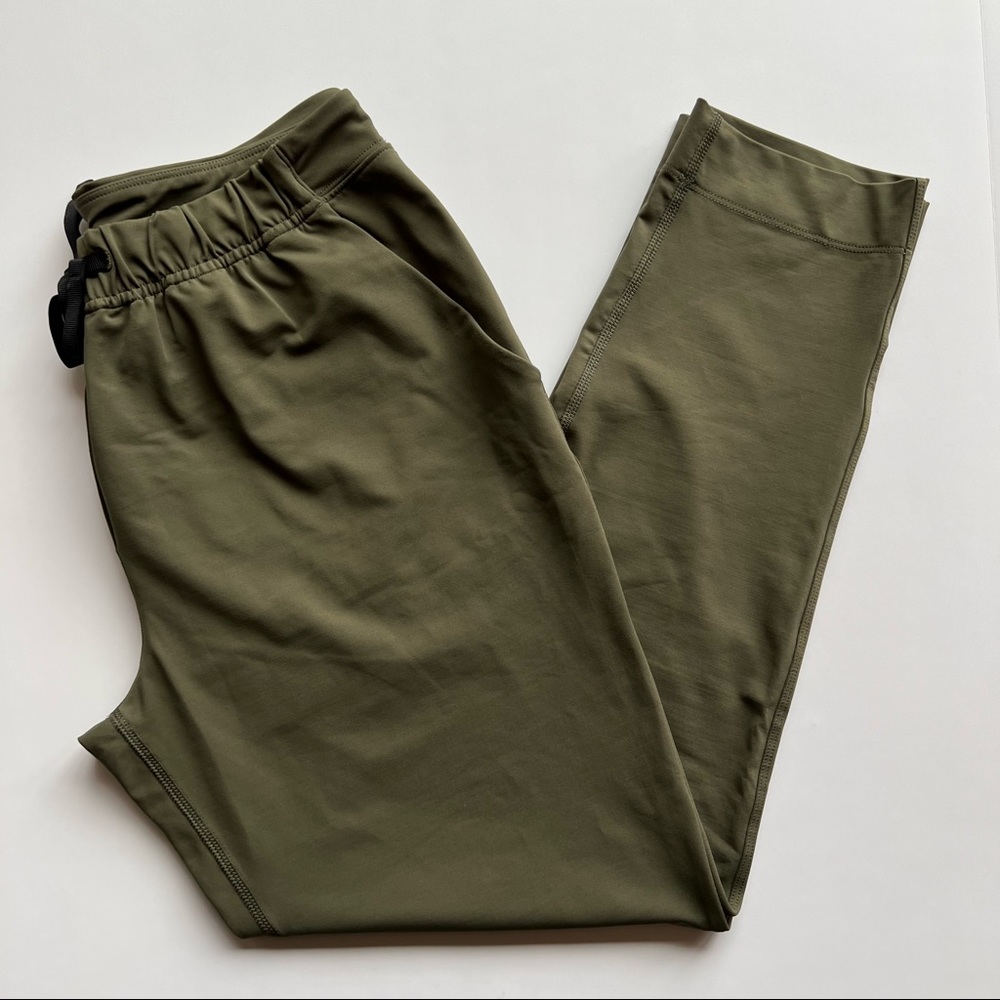 Lululemon Jet Crop Slim in Fatigue Green